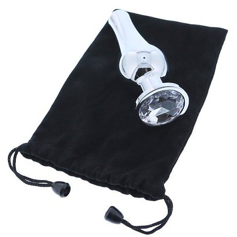 Коллекция Gleaming Love представляет эту блестящую анальную пробку конической формы со сверкающим камнем в основании. Изготовленная из гладкого легкого алюминия, бесшовная, эта игрушка для удовольствия легко скользит. Широкое основание дает ощущение безопасности, при этом сверкающий кристалл удобно сидит между ягодицами.