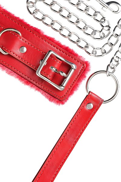 Ошейник яркого красного цвета с металлической отделкой говорит не об агрессии. Этот ошейник говорит о страсти, которую можно проявить, но только с разрешения Доминанта. Подкладка из искусственного меха немного смягчит давление на шею, поэтому выбор этого ошейника можно считать проявлением любви и заботы Доминанта к своему рабу. Ведь в мире БДСМ ошейник — это не только своеобразный ограничитель свободы, но и символ принадлежности своему Хозяину. Пристегивающийся по центру поводок заставляет следовать за Хозяином, куда бы тот ни пошел. Размер регулируется с помощью металлической пряжки, которая служит одновременно декоративным элементом, и добавляет образу немного хардкора. Длина ошейника - 43,5 см, ширина - 5,5 см.<br> Длина поводка - 80 см.