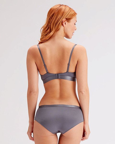 Бралетт с мягкой чашкой, на эластичном атласном поясе, полностью кружевной.