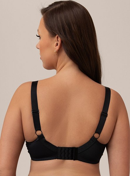 Бюстгальтер A-222 M выполнен на косточках, с боковыми поддержками для предотвращения скатывания пояса, чашки мягкие шитые из гипюра с принтом  в виде лимончиков, с боковым подкроем, с Т-образным швом, продублированы черной стабилизирующей сеткой. Спинка из плотной стабилизирующей сетки. Бретельки не съемные, регулируются по длине, на спине застёжка - удлинитель на крючках, фурнитура металлическая крашеная.