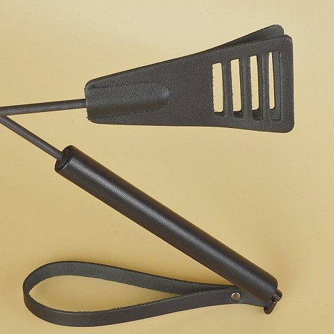 Черный кожаный стек «Сириус». Стек состоит из двойного шлепка из натуральной кожи, гибкого хлыста и жесткой рукояти, обтянутой кожей.  На стеке имеется ремешок для ношения на запястье. Длина рукояти - 16 см.<br> Длина наконечника - 11 см.