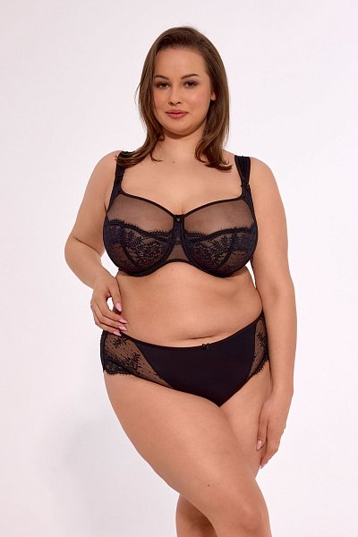 Бюстгальтер Camilla M выполнен на косточках, с дополнительными боковыми поддержками, чашки мягкие, шитые из тонкой сетки и кружевного полотна, с боковым подкроем, спинка из стабилизирующей сетки. Бретельки на плечах с мягким тонким поролоном, не отстёгиваются, регулируются по длине, на спине застёжка - удлинитель на крючках, фурнитура металлическая.