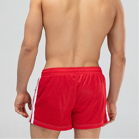 Мужские спортивные короткие шорты из быстросохнущего перфорированного двухслойного материала. Основной цвет оттенён яркими лампасами. Пояс на резинке дополнен регулирующим контрастным шнурком с брендированными металлическими эглетами. Удобные боковые карманы для мелочей. Контрастная отстрочка швов. Шорты имеют внутренние дополнительные сетчатые плавки для комфортного ношения. Эта модель отлично сидит и подходит не только для пляжа, плавания, но и активного занятия спортом.