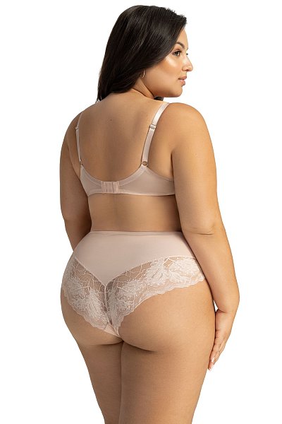 Бюстгальтер 2155 M Fiesta выполнен на основе модели 1824 в пудровом цвете shimmer, на косточках, чашки шитые, из тюля телесного цвета, верхняя часть чашки из тюля, сложенного вдвое, который становится практически незаметным на коже, чашки покрыты восхитительным, мерцающим серебристым, нежно-розовым кружевом, которое изящно смотрится на коже. В зоне декольте тонкие съемные бретели с подвижными металлическими декоративными элементами с кристаллами. Пояс из эластичного сетчатого полотна. Бретельки не отстёгиваются, регулируются по длине, на спине застёжка - удлинитель на 2 и 3 крючках, фурнитура металлическая. У бюстгальтеров/купальных лифов AVA довольно тугой пояс, который адаптируется под тело после нескольких дней носки или одной-двух стирок. Рекомендуем использовать удлинитель пояса бюстгальтера на первое время либо выбирать следующий за «своим» размер, с поясом длиннее.