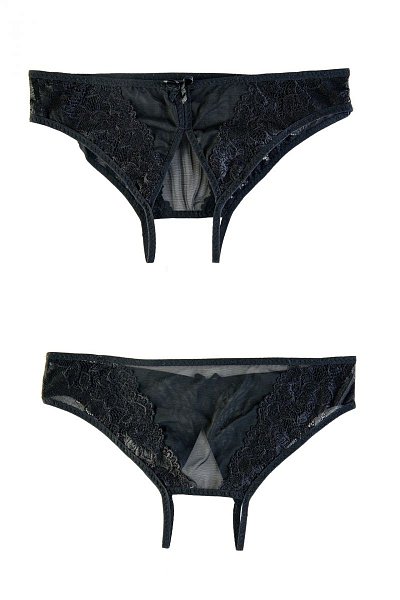 Эти оригинальные трусики из эластичной полупрозрачной сетки больше похожи на пояс… Хотя бы потому, что их нижняя часть почти полностью отсутствует. <br><br> Пикантный вырез открывает не только самый низ заветного треугольника бикини, но и часть ложбинки попки. Кружевная отделка с крупными цветами по бокам подчёркивает изгибы фигуры и пышность бёдер. <br><br> Ажур, разрезы, бант поверх гладкой бархатистой кожи… завораживающее зрелище!