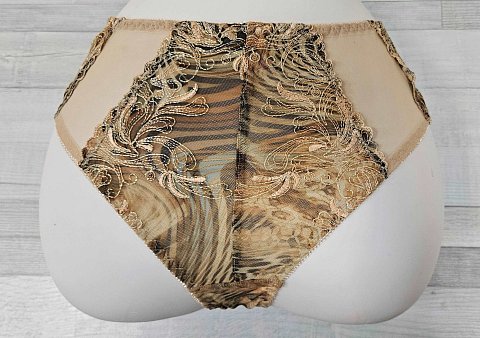 Женские трусики выполнены из сетки с принтом, с вышивкой бежевой нитью и люрексом, спинка из сложенной вдвое телесной сетки, ластовица проложена 100% хлопком. Идеальный вариант для повседневной носки.