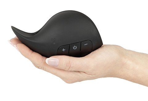 Удобный мастурбатор с гибкими крылышками надежно удерживает пенис и обеспечивает комфортную фиксацию даже в неэрегированном состоянии. Внутренние рельефные канавки интенсивно массируют головку и усиливают ощущения. 10 режимов вибрации легко переключаются с помощью кнопок + / –, позволяя точно настроить стимуляцию под настроение. Высококачественный силикон приятно ощущается на коже и делает использование особенно комфортным. Перезаряжаемый – USB-кабель для зарядки входит в комплект.