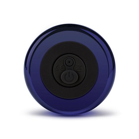 Вибрирующий плаг из темно-синего стекла с массажными точками максимально направленно передает вибрацию. Загнутый кончик будет воздействовать на точку G-Spot, если используется женщиной, или на точку простаты P-Spot, если будет использоваться мужчиной. Игрушки из стекла очень гигиеничны, гипоаллергенны. За ними легко ухаживать - промойте после использования теплой водой с мылом, избегая попадания на электрические части, затем высушите. Капсула с вибропулей легко извлекается из стимулятора, и легко вставляется обратно. Вибромассажер на дистанционном пульте управления, который действует на расстоянии до 6 метров. Пульт с покрытием soft-touch, не скользит в руке, даже при использовании лубрикантов. Отдайте пульт своему партнеру, и пусть он руководит вашим удовольствием.