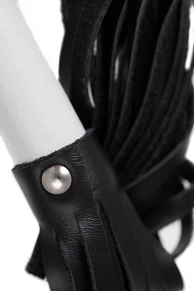 Чем дополнить образ сексуального Господина или Госпожи? Конечно же, плетью от Pecado.Аксессуар изготовлен из безопасного и экологичного материала. Аромат натуральной кожи дико возбуждает, а удобная ручка, комфортно сидит в ладони. Не соскальзывает в процессе игр. Хвостовая часть атрибута состоит из мягких кожаных лент. Этот материал дарит приятные осязательные ощущения в местах прикосновения с телом. И в моменты нежных ласк, и в секунды горячих наказаний господином. Удобная рукоятка комфортно ложится как в мужскую, так и в женскую руку. Отлично подходит для активного воздействия по разгоряченному телу, а также для терпких прелюдий в играх.  Длина рукояти – 20 см.