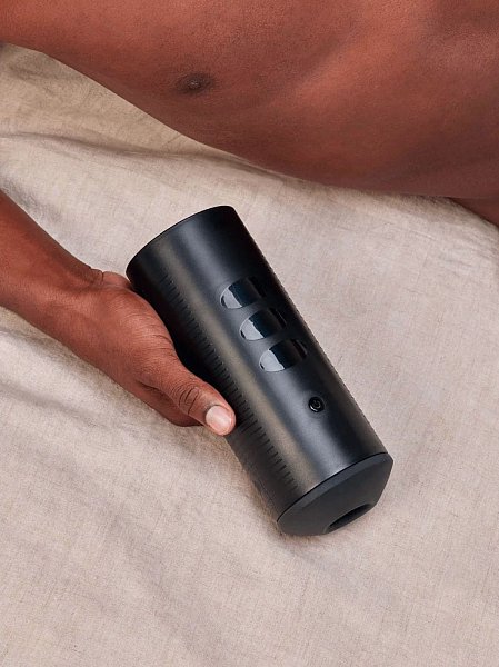 TITAN от KIIROO  представляет собой вершину линейки игрушек для мужской мастурбации. Это ручной мастурбатор с сенсорной технологией вибрации. Он оснащен рукавом real feeling и содержит 9 моторчиков bullet, которые усиливают ощущения от мастурбации. <br><br>  TITAN от KIIROO - идеальный интерактивный мастурбатор для мужчин, позволяющий познать уникальные свойства современных технологий. Играйте в одиночку и наслаждайтесь множеством различных режимов и скоростей, которые предлагает TITAN by KIIROO. Подключите его к одному из более чем 4000 интерактивных видеороликов на различных платформах контента. Почувствуйте каждое движение, совершаемое вашими любимыми звездами, будь то в 2D или виртуальной реальности. <br><br>  На TITAN by KIIROO  Feel PornStars Experience представлены прекрасные девушки из Kiiroo Experience: Аса Акира, Бобби Иден, Джессика Дрейк, Лиза Энн, Роми Рейн и Таня Тейт, а также доступ к их эксклюзивному интерактивному контенту, чтобы вы могли почувствовать каждое движение ваших любимых звезд.