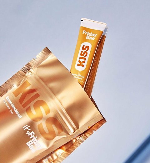 Бальзам Friday Bae Kiss не похож ни на один другой. Когда он попадает на губы, то делает их горячими и влажными. При каждом прикосновении чередуется эффект жжения и охлаждения. Бальзам создан чтобы разнообразить прелюдии и оральные ласки и подарить новые ощущения.