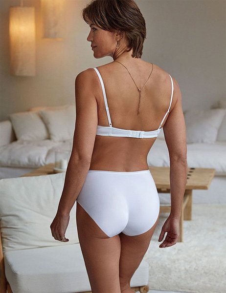 Трусики-слип с высокой талией из мягкой микрофибры и вставок из объемного кружева. Линия открытия ножки выполнена по бесшовной технологии.