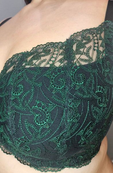 Бюстгальтер A-103 U выполнен на косточках, с боковыми поддержками, чашки шитые по типу чашки лотус с тонким поролоном черного цвета, внутренняя сторона прошита хлопковым трикотажем, внешняя из черной сетки с фантазийной вышивкой зеленой нитью, спинка из плотной стабилизирующей сетки, декорирована черным кружевом. Бретельки не отстёгиваются, регулируются по длине, на спине застёжка - удлинитель на крючках, фурнитура металлическая крашеная.