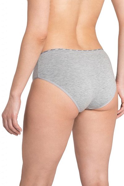 Трусы-слипы со средней линией талии, с широким бочком, выполнены из однотонного хлопкового плотна. Для обработки талии использована узкая декоративная резинка с контрастным логотипом. Хлопковая ластовица.