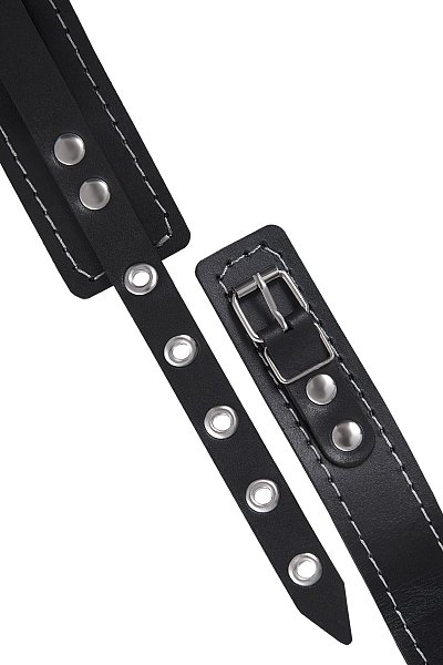 Узкий однослойный кожаный ошейник производства Pecado BDSM с металлическим поводком может стать отличным дополнением в БДСМ-образ. Ошейник может выполнять не только свою первичную функцию — без поводка аксессуар послужит своеобразным украшением и добавит пикантности в образ. Поводок в виде цепочки имеет ручку-петельку для удобства хозяина и крепится надежным стальным карабином к кольцу на ошейнике. Легко отстегивается и превращает ошейник в чокер, который легко вписать в любой образ. К металлическому кольцу также можно присоединить и другие аксессуары при помощи карабинов. Благодаря универсальному размеру ошейник может использоваться как женщинами, так и мужчинами – размер легко регулируется с помощью металлической пряжки, органично вписывающейся в общий стиль. Длина ошейника - 38 см, ширина - 3 см.<br> Длина поводка - 80 см.