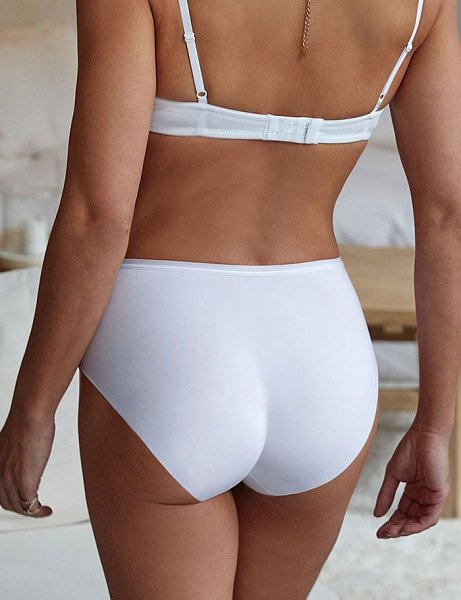 Трусики-слип с высокой талией из мягкой микрофибры и вставок из объемного кружева. Линия открытия ножки выполнена по бесшовной технологии.