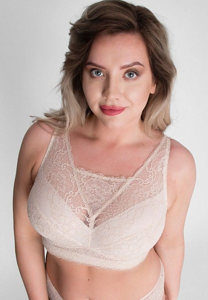 Бюстгальтер-топ выполнен с мягкими чашечками без косточек, чашки шитые из кружевного полотна, продублированы эластичной тканью в тон, под грудью пришита широкая эластичная резинка, спинка из стабилизирующей сетки, Бретельки регулируются по длине, не отстёгиваются, с подвижной фурнитурой-крючком для соединения бретелей на спине. На спине застёжка на удлинитель на 2 и 3 крюка. У данной модели довольно тугой пояс. Рекомендуем использовать удлинитель пояса бюстгальтера на первое время либо выбирать следующий за «своим» размер, с поясом длиннее.