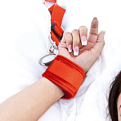 Превратите свою кровать в идеальное место для БДСМ игр с помощью этого цельного фиксатора. Имея четыре мягких регулируемых ремешка, этот аксессуар можно использовать для комфортного удержания вашего партнера, одновременно подвергая воздействию его эрогенные зоны, чтобы приятно соблазнять и дразнить. Classic Bed Spreader полностью регулируется, чтобы соответствовать большинству размеров кроватей.<br><br>  В комплект входят четыре регулируемые манжеты из неопрена, ремни и четыре ремня, которые соединяются с центральной лентой, которую можно использовать на кроватях любого размера. На каждом ремешке есть манжета, прикрепленная к уплотнительному кольцу с поворотным зажимом, чтобы зафиксированному партнеру было удобно, и он мог надежно находиться в широко раскрытом положении. Установить этот комплект очень легко, а когда время игры закончится, вы можете незаметно спрятать манжеты под матрас до следующего сеанса БДСМ-приключений.