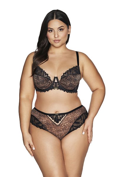 Комфортный бюстгальтер Black Panther выполнен на основе модели 1030 с шитыми чашками на косточках, нижняя часть чашек на тонком поролоне с внутренней стороны проложена хлопковым трикотажем, внешняя сторона из сетки с хищным принтом, верхняя часть чашки из телесной сетки, сложенной вдвое и прикрытой кружевом. Восхитительная композиция из пятнистого трикотажа, богато переплетенного черного кружева и нежного тюля телесного цвета идеально формирует бюст. Пояс из эластичного сетчатого полотна и кружева продублирован телесной сеткой. Бретельки регулируются по длине, не отстегиваются, на спине застёжка на удлинитель на 2 крючка, фурнитура металлическая цвета желтого золота. У бюстгальтеров/купальных лифов AVA довольно тугой пояс, который адаптируется под тело после нескольких дней носки или одной-двух стирок. Рекомендуем использовать удлинитель пояса бюстгальтера на первое время либо выбирать следующий за «своим» размер, с поясом длиннее.